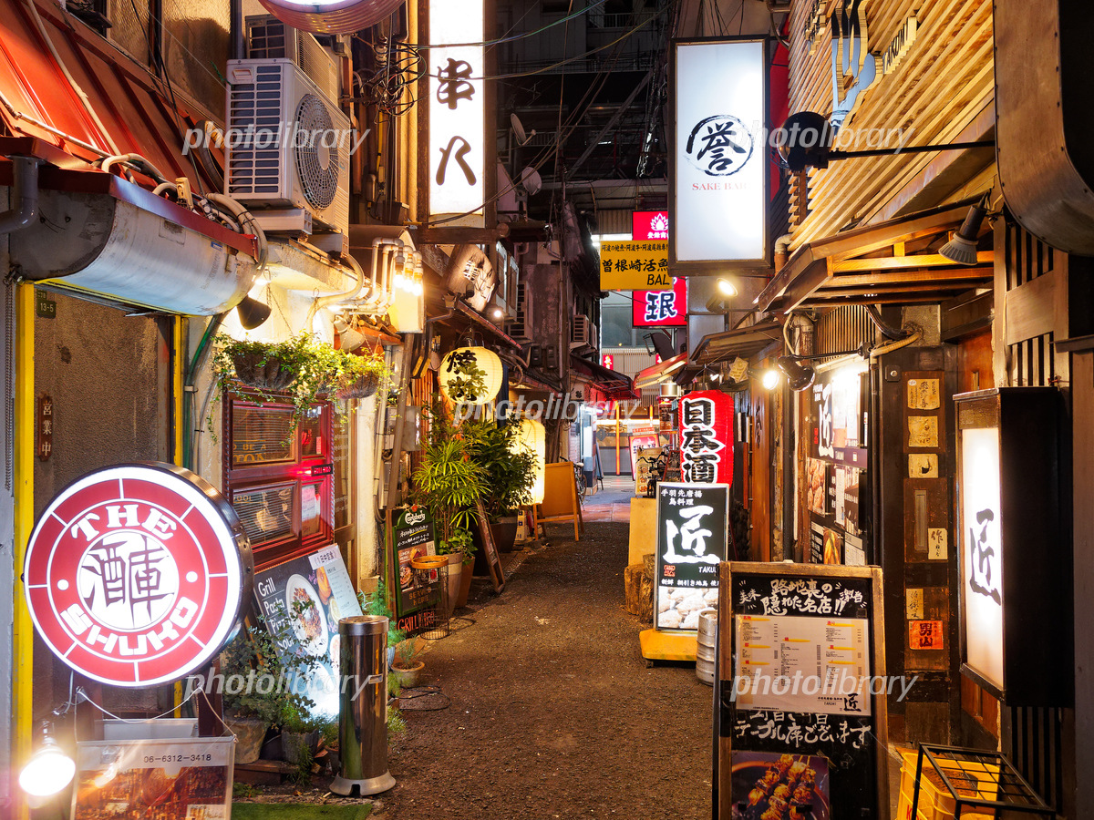 大阪梅田の夜の飲食街